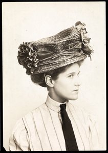 Fotografia de moda de uma mulher modelando um chapéu, Nova York, 1890-1910 (impressão de gelatina de prata)